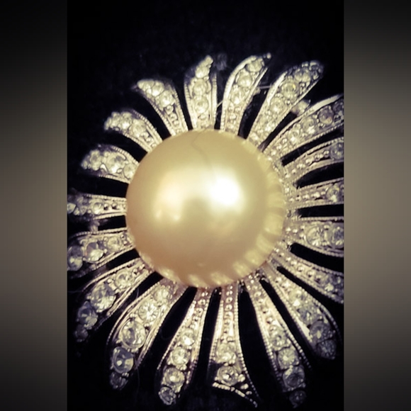 Vintage Costume Jewelry Brooch - 50s to 70s - Rhinestones, Silver and Pearl - Picture 2 of 3